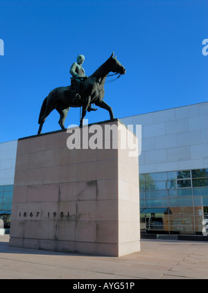 Statue von Marschall Mannerheim mit dem Museum für moderne Kunst Kiasma in Helsinki, Finnland, Europa. 1960, Bildhauer Aimo Tukiainen. Stockfoto