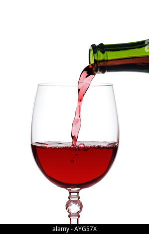 Rotwein in ein Glas gießen hautnah Stockfoto
