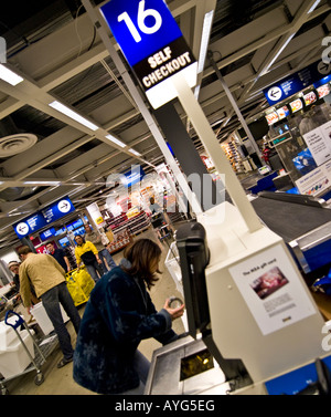 Frau Kauf von Artikeln an einem Self-service Kasse Station bei Ikea Stockfoto