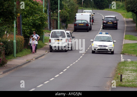 Ein Polizeiauto nähert sich in einem ruhigen Ort in Suffolk Stockfoto