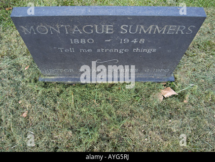 Grabstein von Montague Summers, Friedhof Richmond, Surrey, england Stockfoto