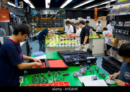 Gruppe von Jugendlichen spielen eine Tischplatte Phantasie Rollenspiele Spiel Hongkong China Stockfoto