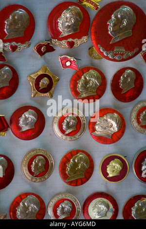 Alte Erinnerung kommunistischen Pins für Verkauf Cat Street Antik Markt Uppler Lascar Zeile Hong Kong SAR China Stockfoto