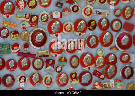 Alte Erinnerung kommunistischen Pins für Verkauf Cat Street Antik Markt Uppler Lascar Zeile Hong Kong SAR China Stockfoto