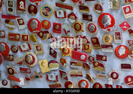 Alte Erinnerung kommunistischen Pins für Verkauf Cat Street Antik Markt Uppler Lascar Zeile Hong Kong SAR China Stockfoto
