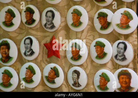 Alte Erinnerung kommunistischen Pins für Verkauf Cat Street Antik Markt Uppler Lascar Zeile Hong Kong SAR China Stockfoto