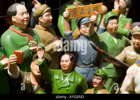 Keramische Mao und andere kommunistische Persönlichkeiten für Verkauf Cat Street Antiquitätenmarkt, Hong Kong Stockfoto