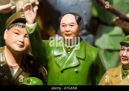 Keramische Mao und andere kommunistische Persönlichkeiten für Verkauf Cat Street Antiquitätenmarkt, Hong Kong Stockfoto