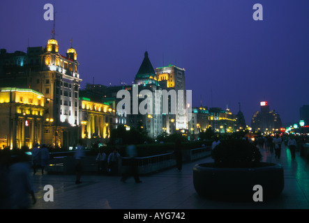 Die chinesischen Menschen zu Fuß schlendern entlang der Bund in Waitan in der Hauptstadt von Shanghai in Shanghai Municipality in China in Asien Stockfoto