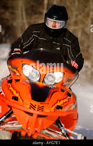 Mann, die Beschleunigung auf Motorschlitten Adirondacks New York Stockfoto