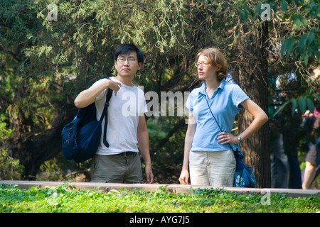 Koreanisch-amerikanischen und kaukasischen Amerikanerin stehen zusammen in einem park Stockfoto