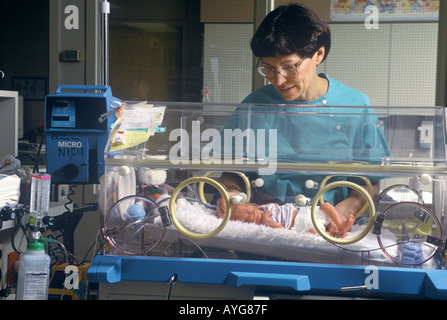 Registered Nurse überwacht Baby in Neo natal Intensivstation Stockfoto