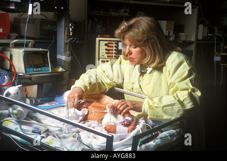 Neonatologen in Krankenhaus Neo natal Intensivstation Stockfoto