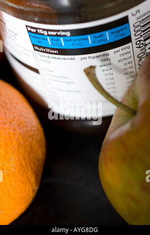 Etiketten von Lebensmitteln Zutaten Beschriftung auf Glas Honig mit frischen Früchten im Hintergrund ernährungswissenschaftlichen Informationen anzeigen Stockfoto