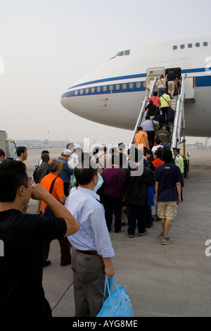 Passagiere, die eine China Air Flugzeug China Flughafen Beijing China einsteigen PEK Stockfoto