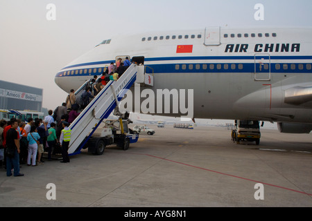 Einsteigen in ein China Air Flugzeug China Flughafen Beijing China PEK BJS Passagiere Stockfoto