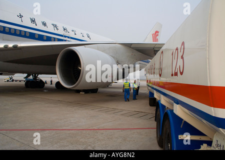 Bodenpersonal Betankung eine China Air Flugzeug von einem Kraftstoff LKW China Flughafen Beijing China PEK BJS Stockfoto