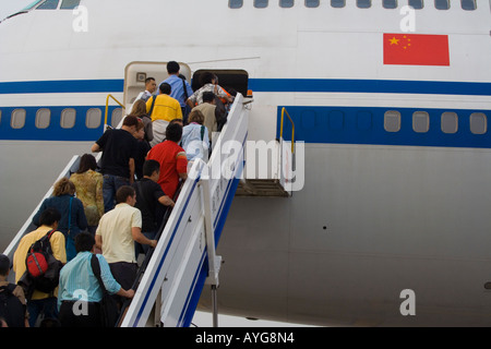 Einsteigen in ein China Air Flugzeug China Flughafen Beijing China PEK BJS Passagiere Stockfoto