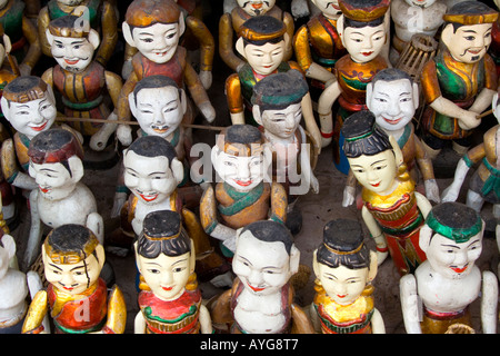 Bemalte hölzerne Wasser Marionetten in einem Souvenirshop innerhalb der Literaturtempel Hanoi Vietnam Stockfoto