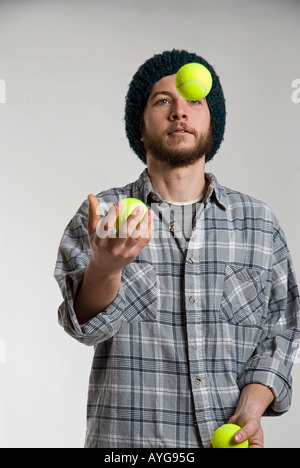 Junger Mann Tennis Jonglierbälle Stockfoto
