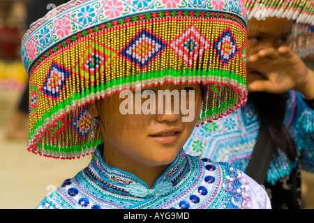 Zwei schöne junge Hmong Frauen Bac Ha Blumenmarkt in der Nähe von Sapa Vietnam Stockfoto