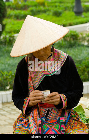 Blumenmarkt Hmong Frauen Durchführung einer Transaktion Bac Ha in der Nähe von Sapa Vietnam Stockfoto