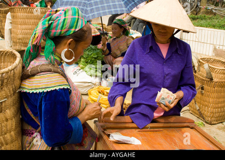 Blumenmarkt Hmong Frauen Durchführung einer Transaktion Bac Ha in der Nähe von Sapa Vietnam Stockfoto