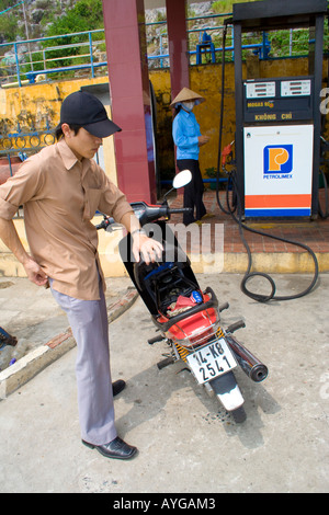 Füllt sich Motorräder mit Benzin auf Gas Station Pumpen CatBa Halong Bucht Vietnam Stockfoto