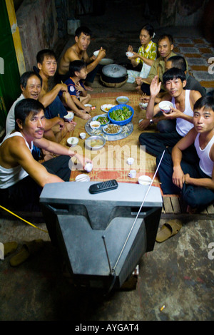 Mahlzeit mal vietnamesische Familie setzen Sie sich zum Abendessen Cat Ba Insel Halong Bucht Vietnam Essen Stockfoto