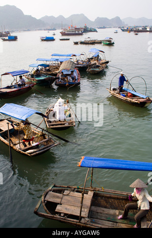 Frauen warten auf einheimischen Taxi zu ihren Häusern auf dem Wasser Cat Ba Insel Halong Bucht Vietnam Stockfoto