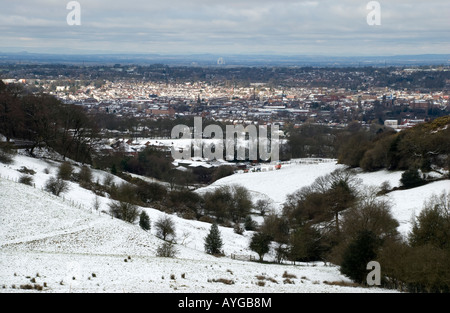 Ansicht von Macclesfield und Cheshire Plain mit Jodrell Bank Observatory in verschneiter Winterlandschaft, Bauernhof im Vordergrund Stockfoto