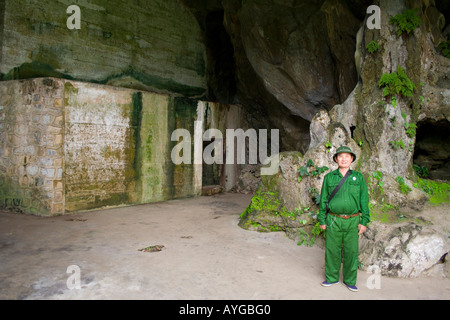 Ehemalige Viêt gibt Tour von historischen Quan Y Krankenhaus Cave Cat Ba Insel Halong Bucht Vietnam Stockfoto