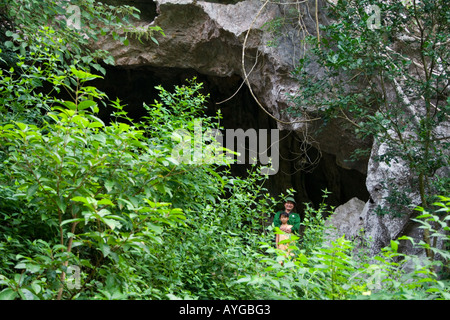 Ehemalige Viêt gibt Tour von historischen Quan Y Krankenhaus Cave Cat Ba Insel Halong Bucht Vietnam Stockfoto