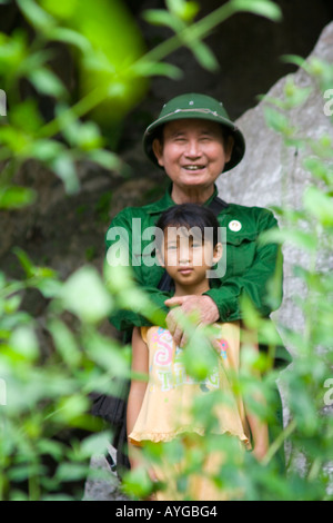 Ehemalige Viêt gibt Tour von historischen Quan Y Krankenhaus Cave Cat Ba Insel Halong Bucht Vietnam Stockfoto