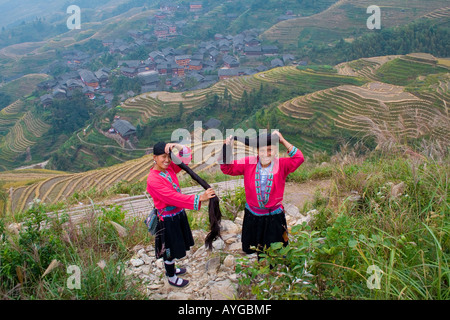 Langhaarige Yao Minderheiten in den Reis Terrasse Felder Ping eine Longsheng-China Stockfoto