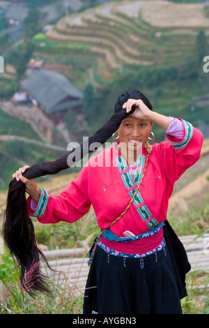 Langhaarige Yao Minderheiten in den Reis Terrasse Felder Ping eine Longsheng-China Stockfoto