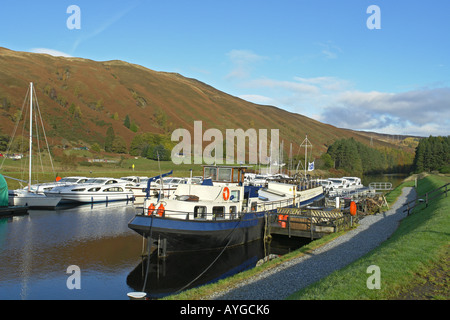 Ruhige sonnige Herbst Blick auf Laggan Locks in der Great Glen of Scotland Stockfoto