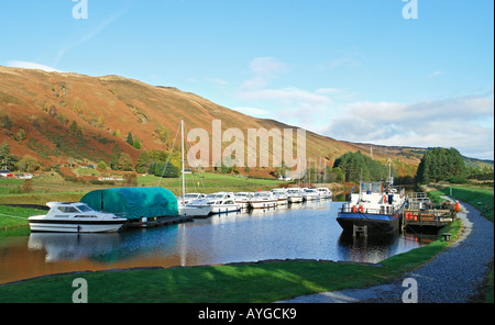 Ruhige sonnige Herbst Blick auf Laggan Locks in der Great Glen of Scotland Stockfoto