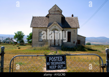Verlassenen Mormonenkirche gepostet No Trespassing halten heraus, Ovid, in der Nähe von Paris Idaho USA Stockfoto