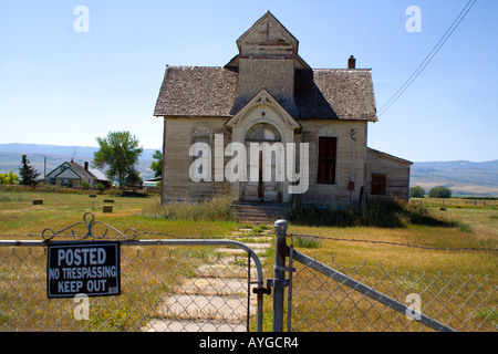 Alten Deserted Mormonenkirche veröffentlicht keine Trespassing Unterhalt aus einer Kleinstadt in der Nähe von Paris Idaho USA Ovid Stockfoto