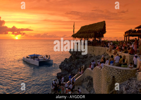 Jamaika Negril Rick s Cafe Open-Air Bar Sicht bei Sonnenuntergang Stockfoto