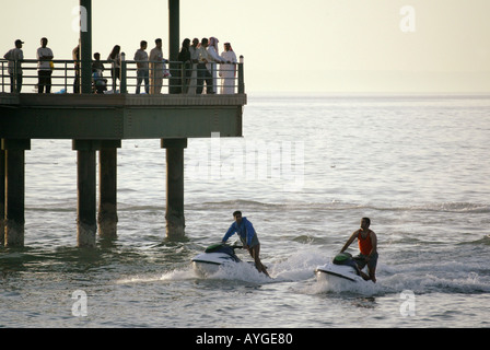 Kuwaitische s Uhr zwei junge Männer auf Jet-Skis von Sharq Pier in Kuwait-Stadt am Persischen Golf Stockfoto