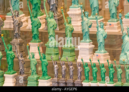 Kleines Souvenir Kopien der Statue of Liberty in einem Times Square Tourist Shop New York City USA Stockfoto