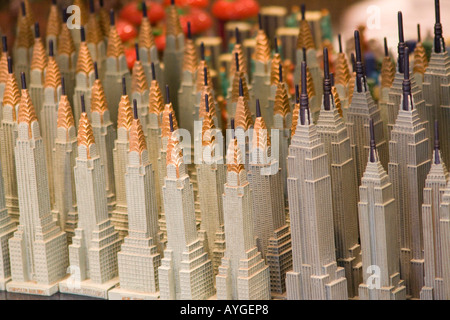 Kleines Souvenir Kopien des Empire State Building und das Chrysler Building in Times Square Tourist Shop New York Stockfoto
