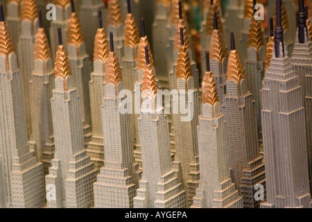 Kleines Souvenir Kopien des Empire State Building und das Chrysler Building in Times Square Tourist Shop New York Stockfoto