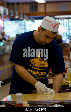 Personal, wischte sich eine Tabelle Katzs Delicatessen New York City-NY-USA Stockfoto