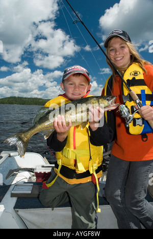 Jungen und Mädchen mit Zander am nördlichen Ontario-See Stockfoto