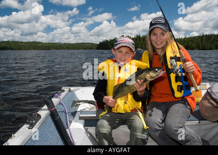 Jungen und Mädchen mit Zander am nördlichen Ontario-See Stockfoto