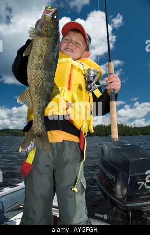 Junge mit Zander am nördlichen Ontario-See Stockfoto