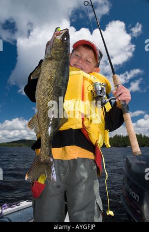 JUNGE MIT GROßEN ZANDER AM NÖRDLICHEN ONTARIO-SEE Stockfoto